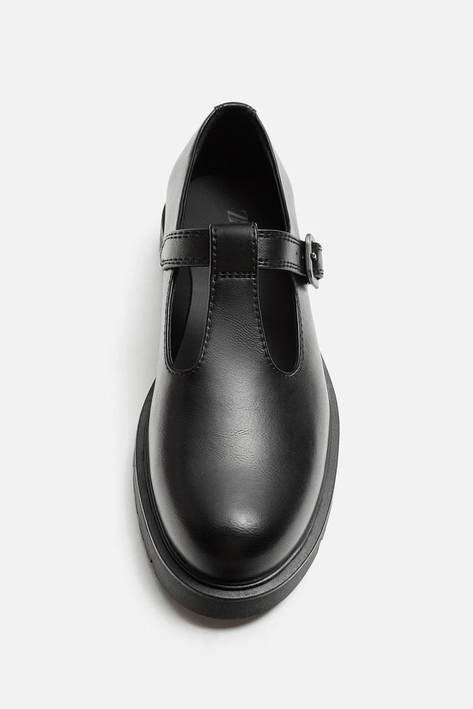 CHAUSSURES À VOLUME ET BOUCLE