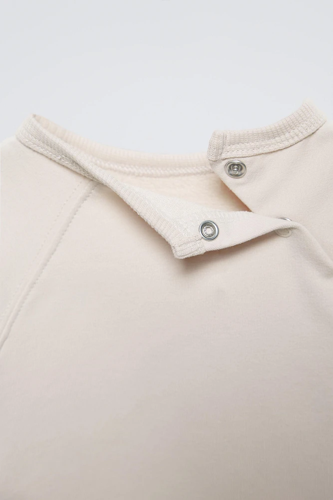 SWEATSHIRT AND JOGGER PANTS SET
