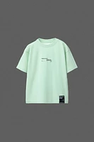 T-SHIRT SPORTY ÉTIQUETTE INSCRIPTION