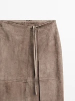 Jupe midi portefeuille en cuir finition daim