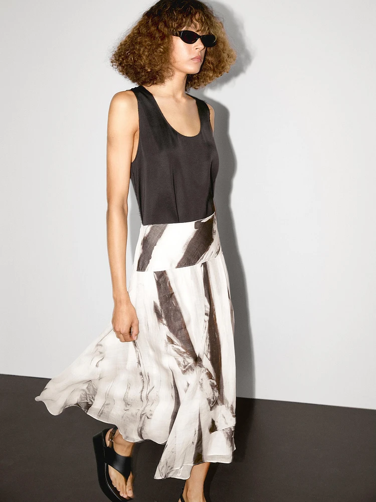 Blouse longue satinée sans manches