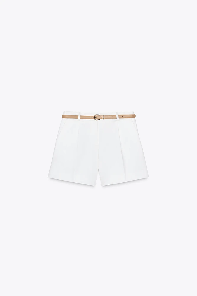 SHORT À PINCES ET CEINTURE