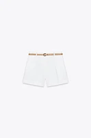 SHORT À PINCES ET CEINTURE