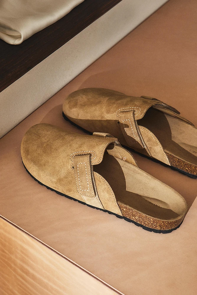 LEATHER CLOGS WITH BACKSTITCHING