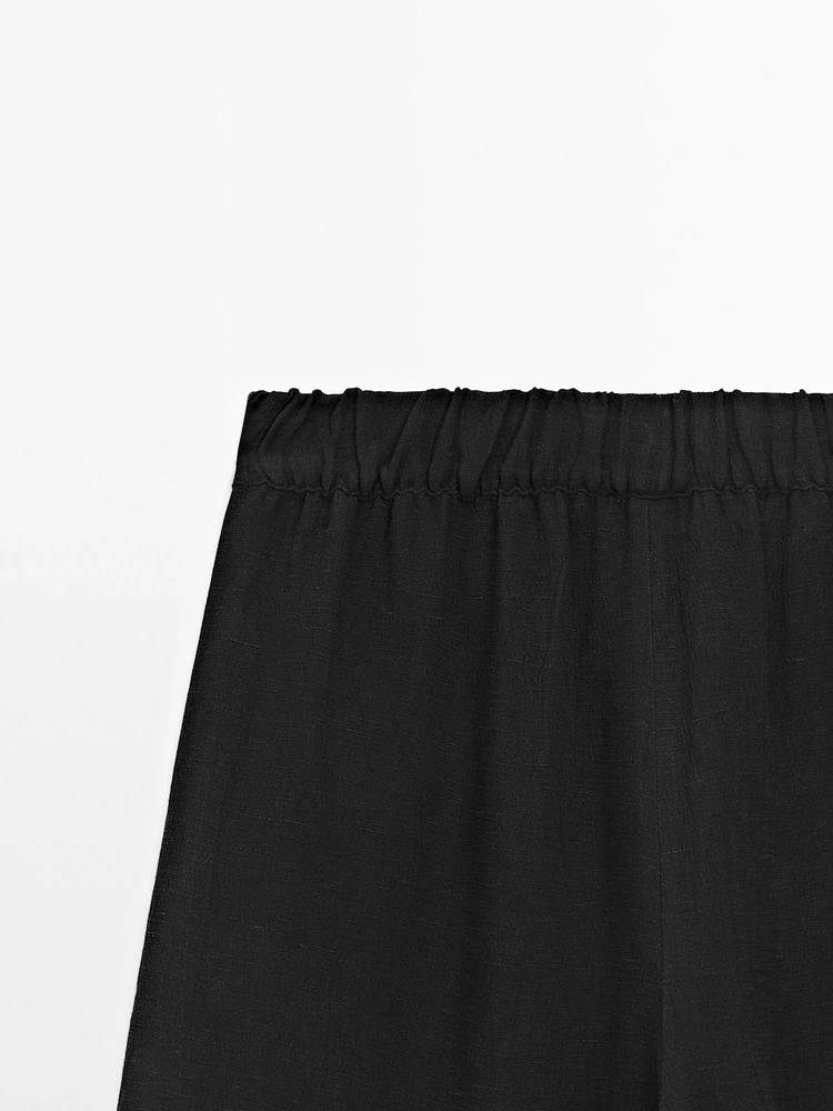 Flowing trousers with contrast topstitching