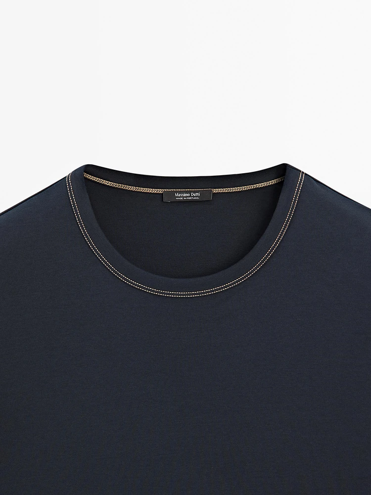 Short-sleeve T-shirt with contrast topstitching