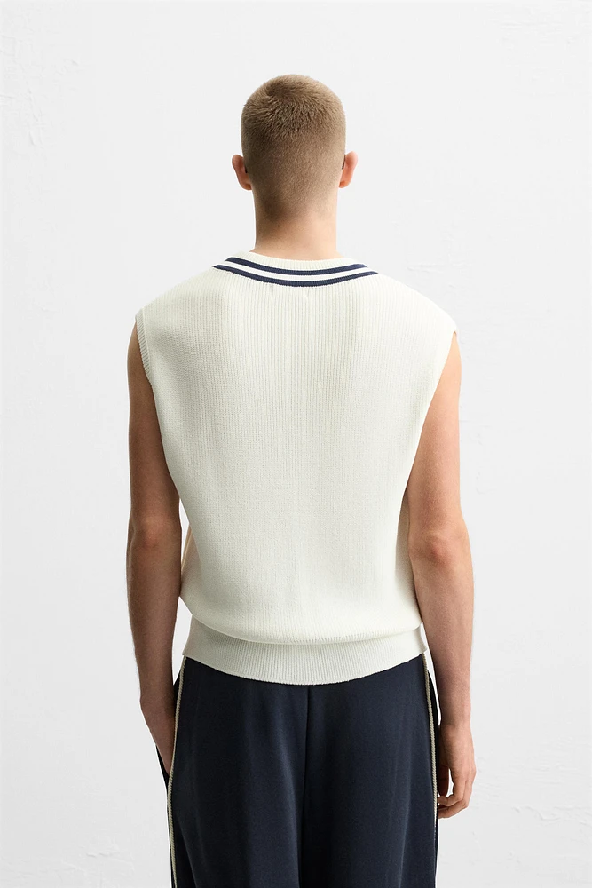 V-NECK VEST
