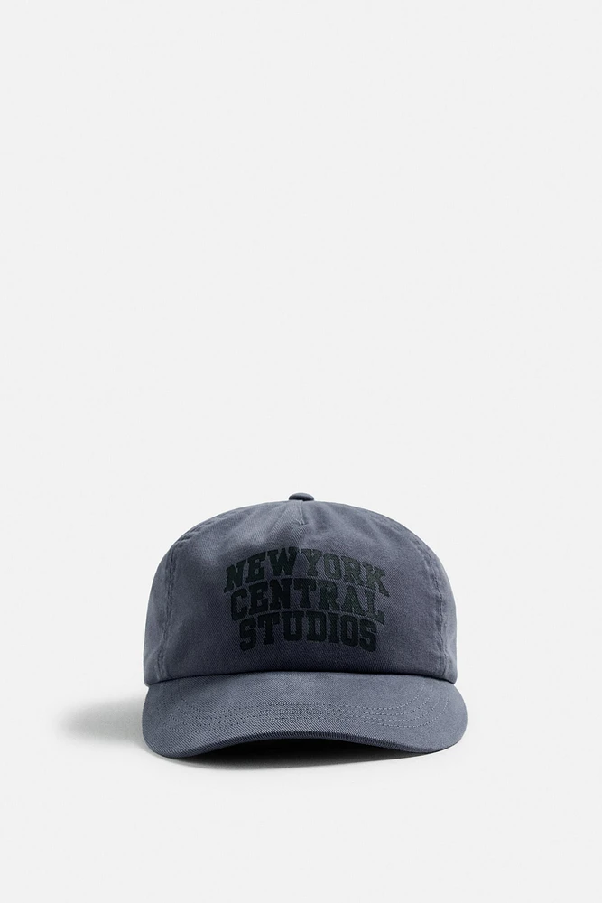 CASQUETTE À VISIÈRE PLATE IMPRIMÉE