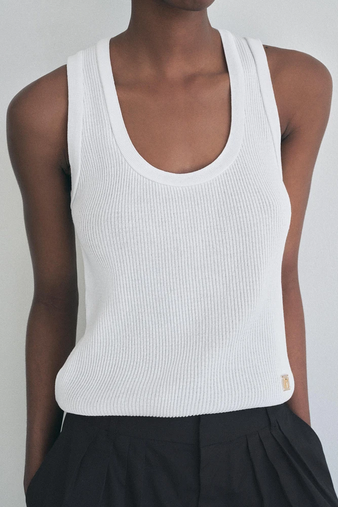 SLEEVELESS RIBBED TOP