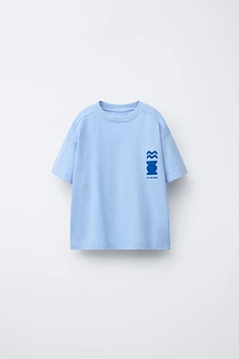 T-SHIRT TEINT EN PIÈCE IMPRIMÉ
