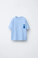 T-SHIRT TEINT EN PIÈCE IMPRIMÉ