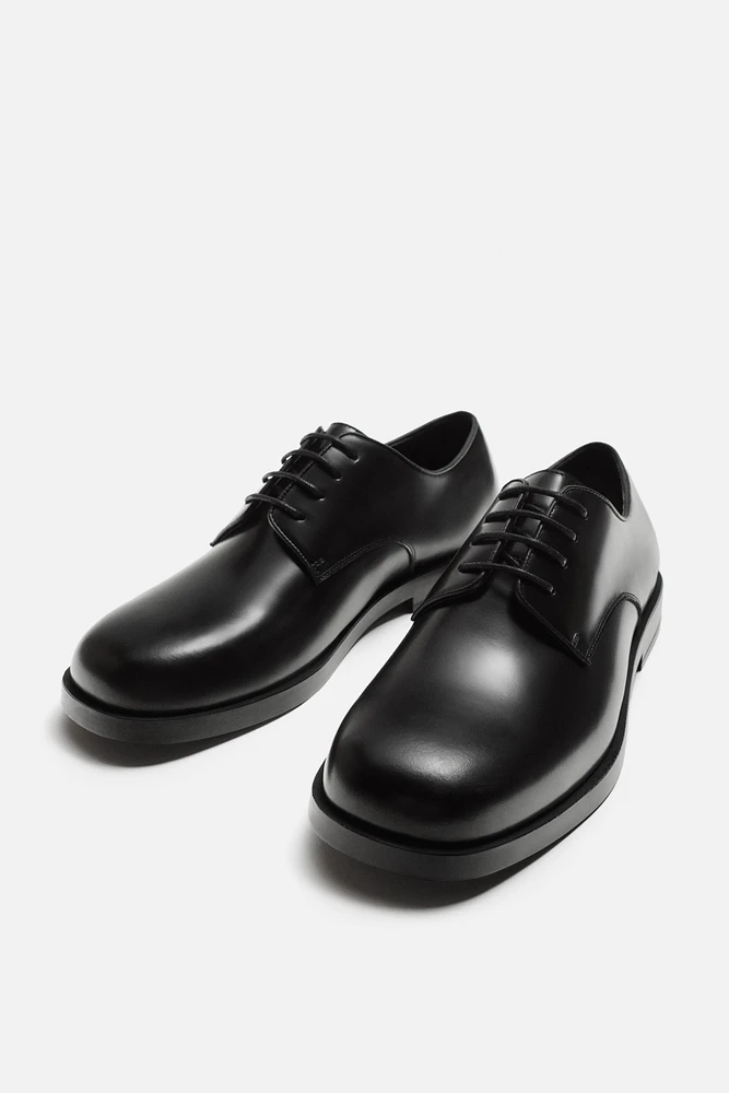 CHAUSSURES EN CUIR HABILLÉES