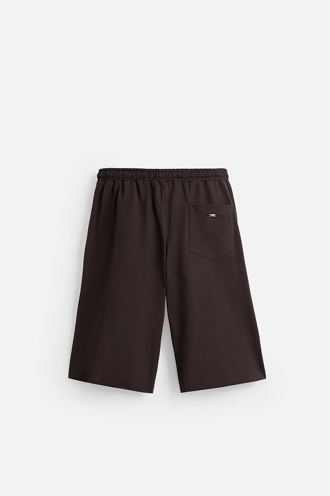 PLEATED OVERSIZED FIT BERMUDA SHORTS