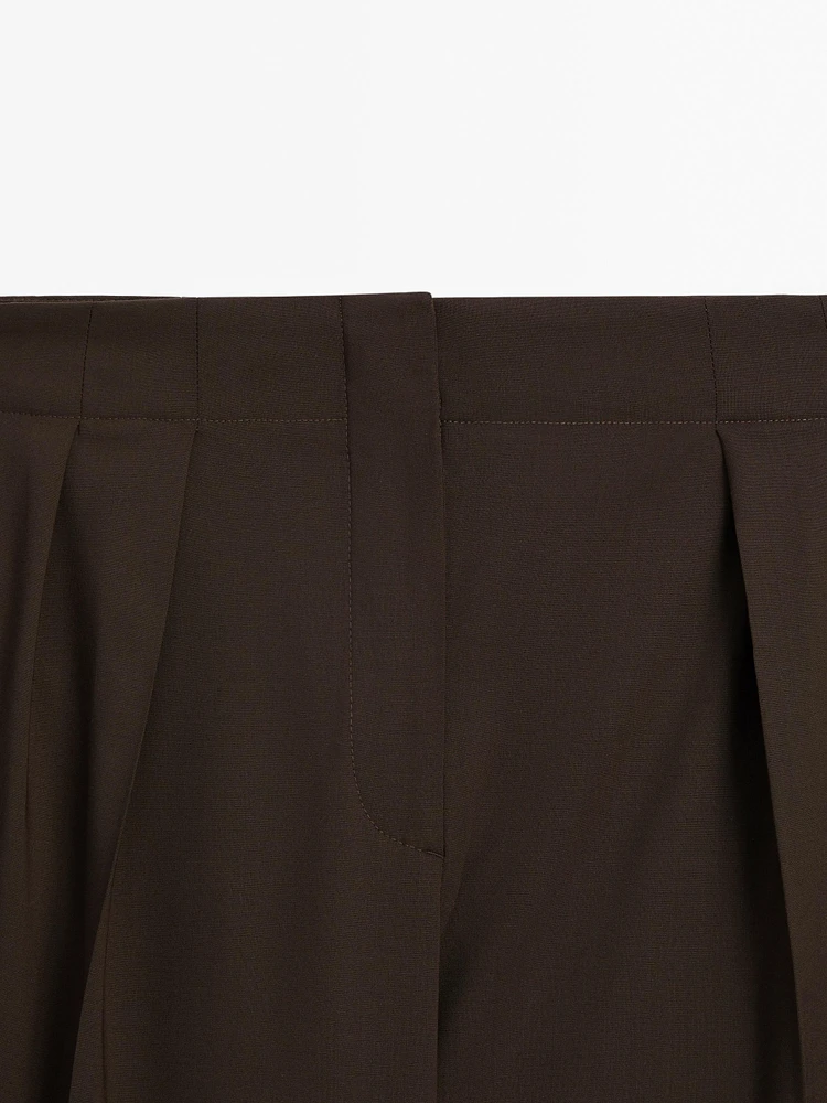 Pleated trousers with a clean design