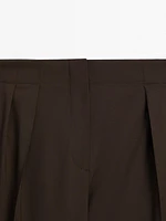 Pleated trousers with a clean design