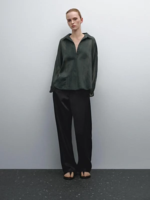 Loose-fitting shirt with pintuck detailing
