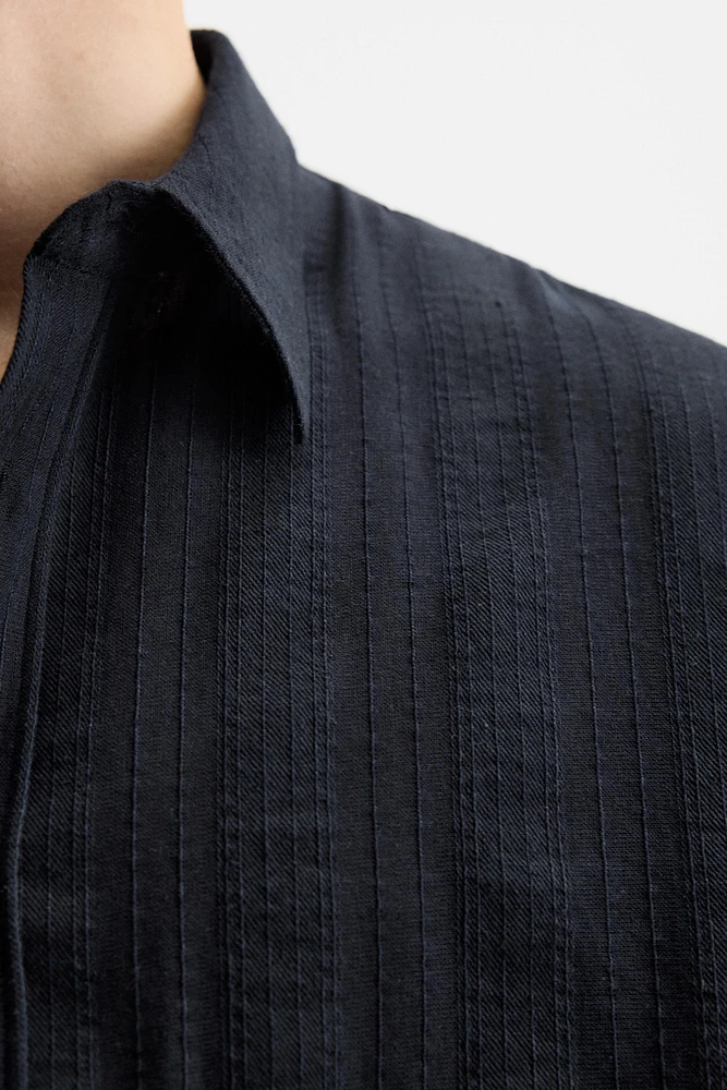 CHEMISE À TEXTURE AVEC RAYURES