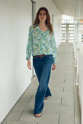 CHEMISE À IMPRIMÉ FLORAL ET VOLANTS