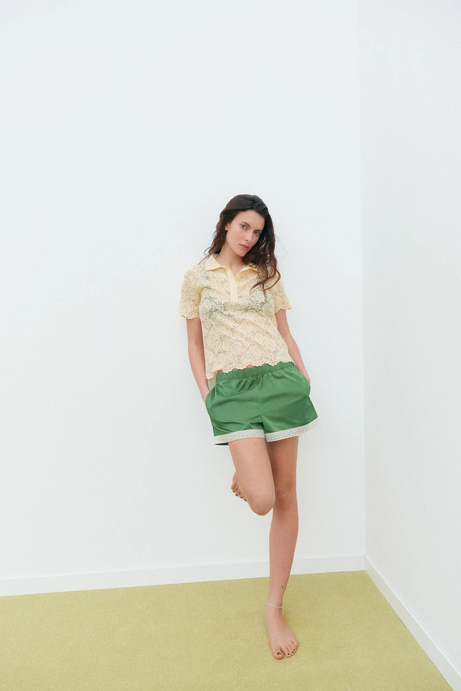 SHORTS SATINÉS AVEC DENTELLE