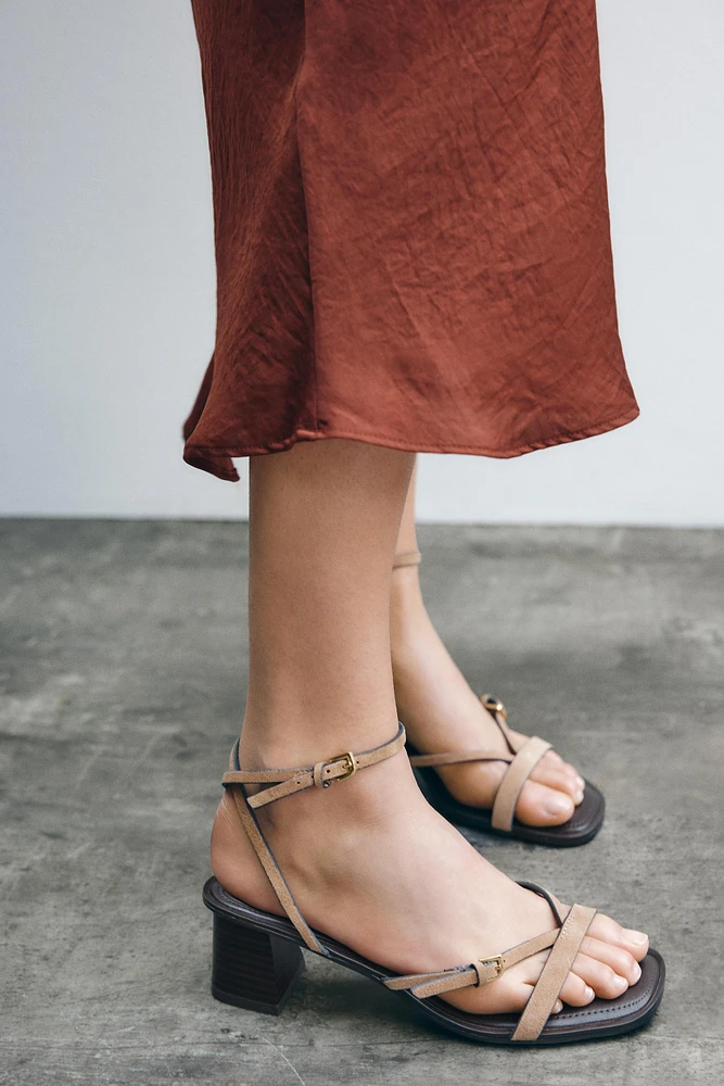 SANDALES À TALONS ET BRIDES EN CROÛTE DE CUIR