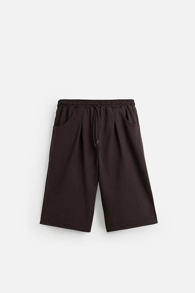 PLEATED OVERSIZED FIT BERMUDA SHORTS