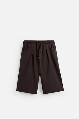 PLEATED OVERSIZED FIT BERMUDA SHORTS