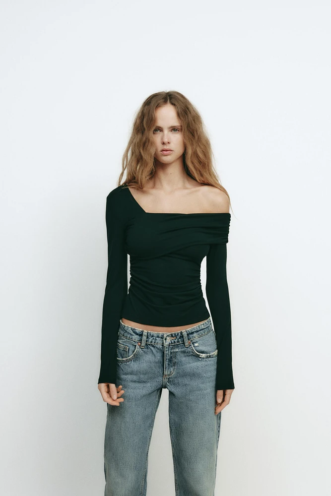 TOP À ENCOLURE ASYMÉTRIQUE