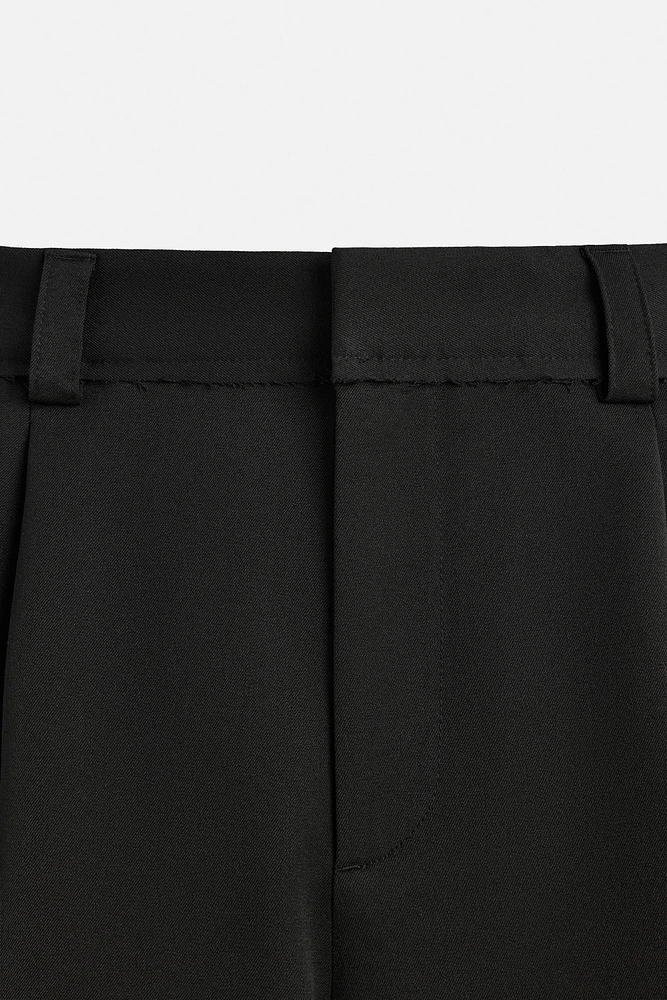 TEXTURED PLEATED SHORTS