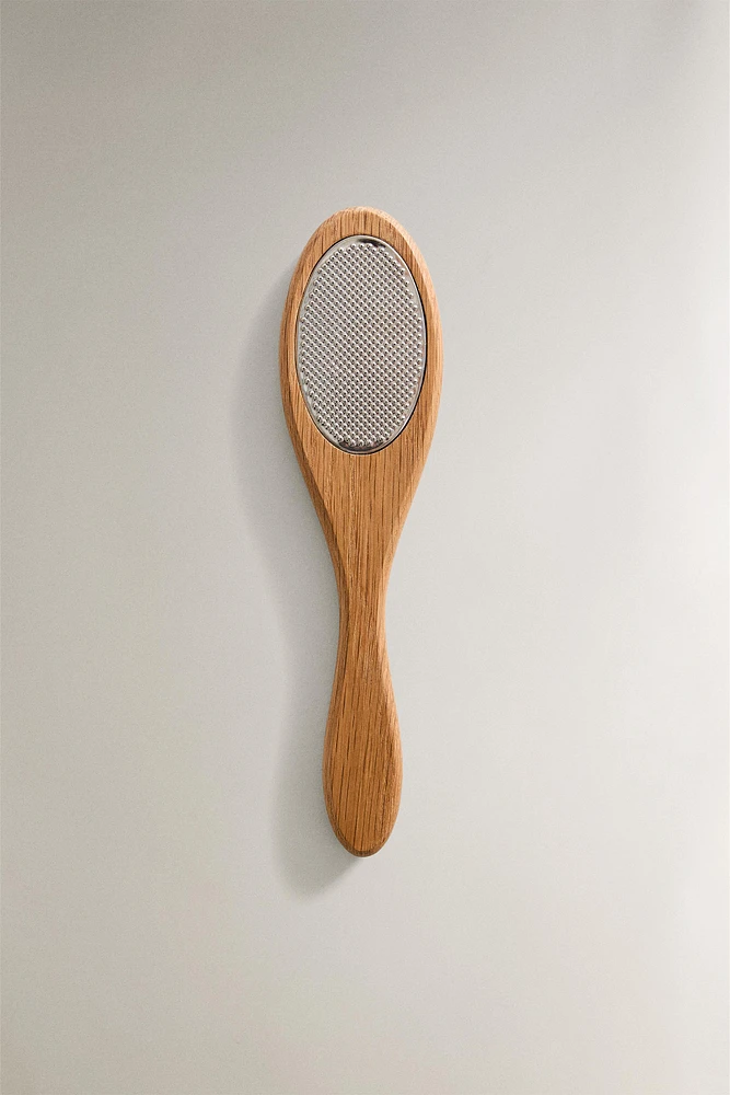 LEGS EXFOLIATING WITH WOODEN HANDLE
