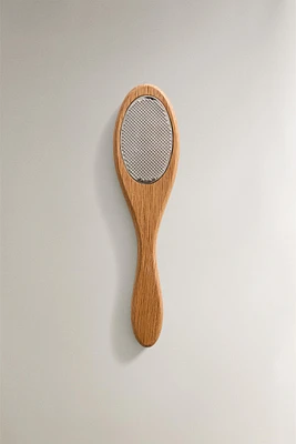 LEGS EXFOLIATING WITH WOODEN HANDLE