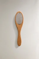 LEGS EXFOLIATING WITH WOODEN HANDLE