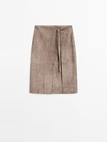Jupe midi portefeuille en cuir finition daim
