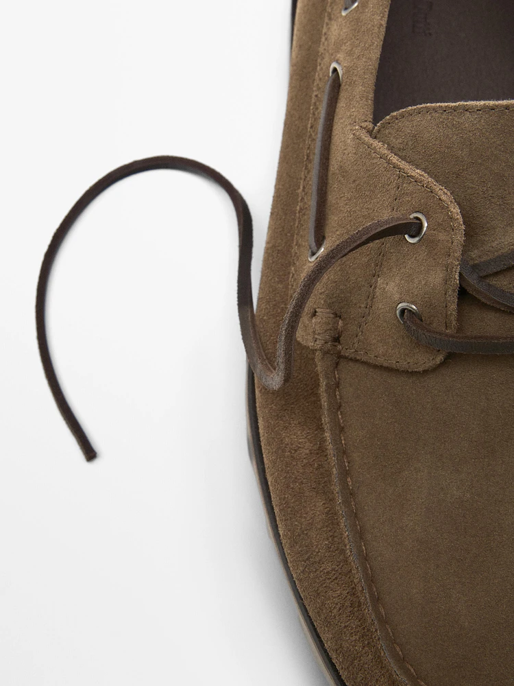 Chaussures bateau en croûte de cuir marron