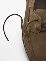 Chaussures bateau en croûte de cuir marron