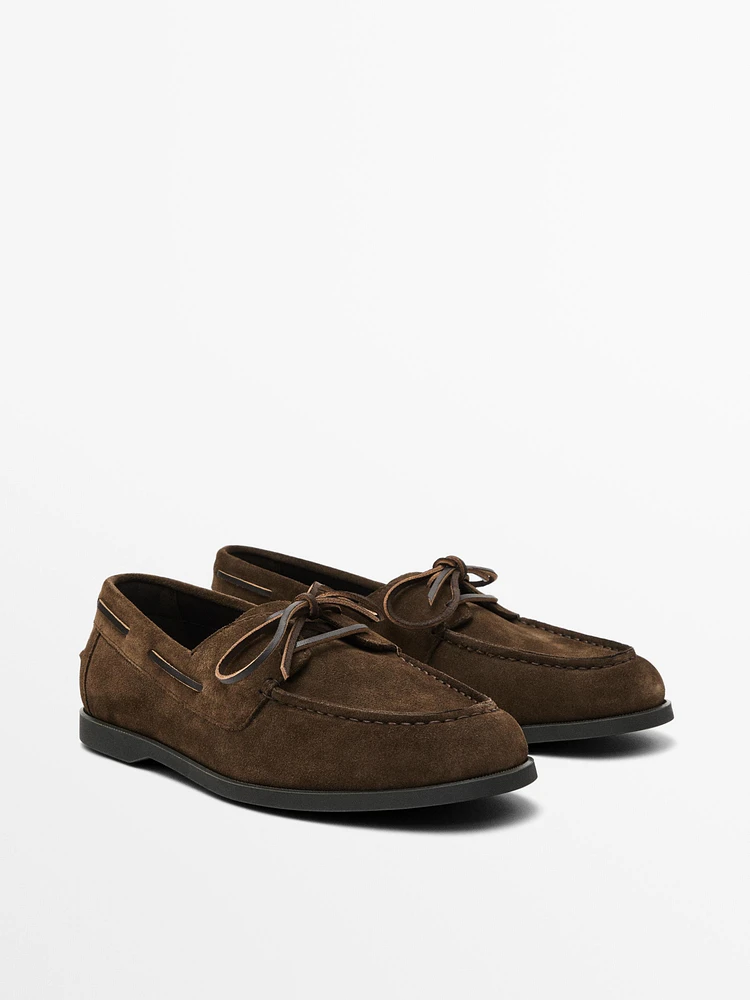 Chaussures bateau en croûte de cuir avec broderie