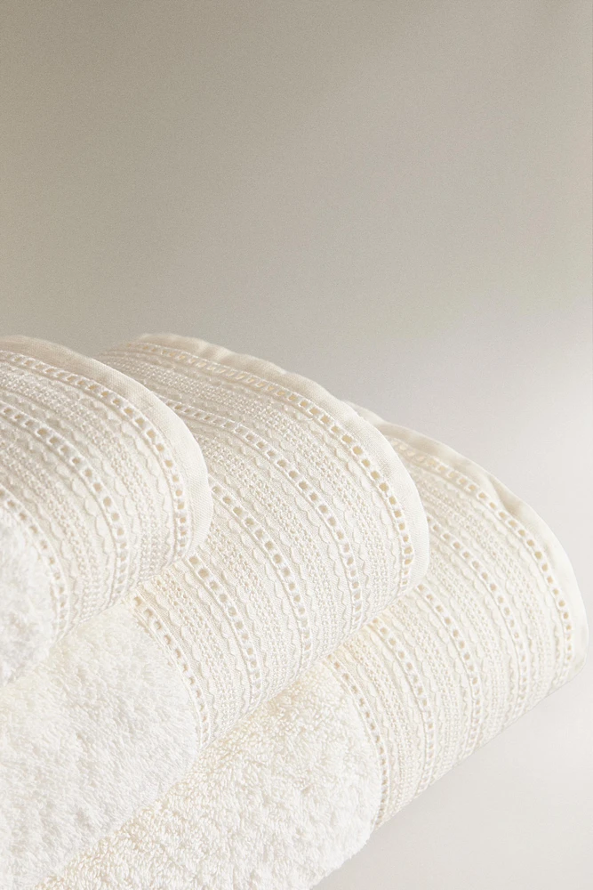 EMBROIDERED LINEN BORDER BATH TOWEL