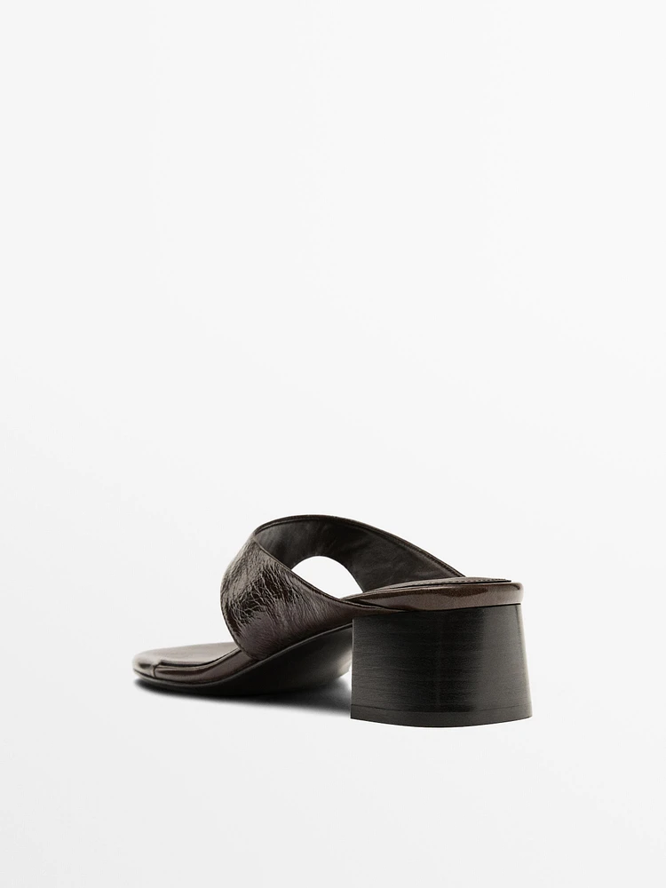 Heeled sandals with toe divider