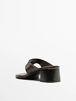 Heeled sandals with toe divider