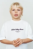 NATURAL HISTORY MUSEUM LONDON © EMBROIDERED TEXT T-SHIRT