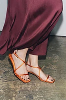 SANDALES À BRIDES CROISÉES AVEC EFFET SATINÉ