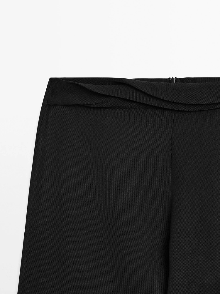 Straight-leg trousers with waist detail