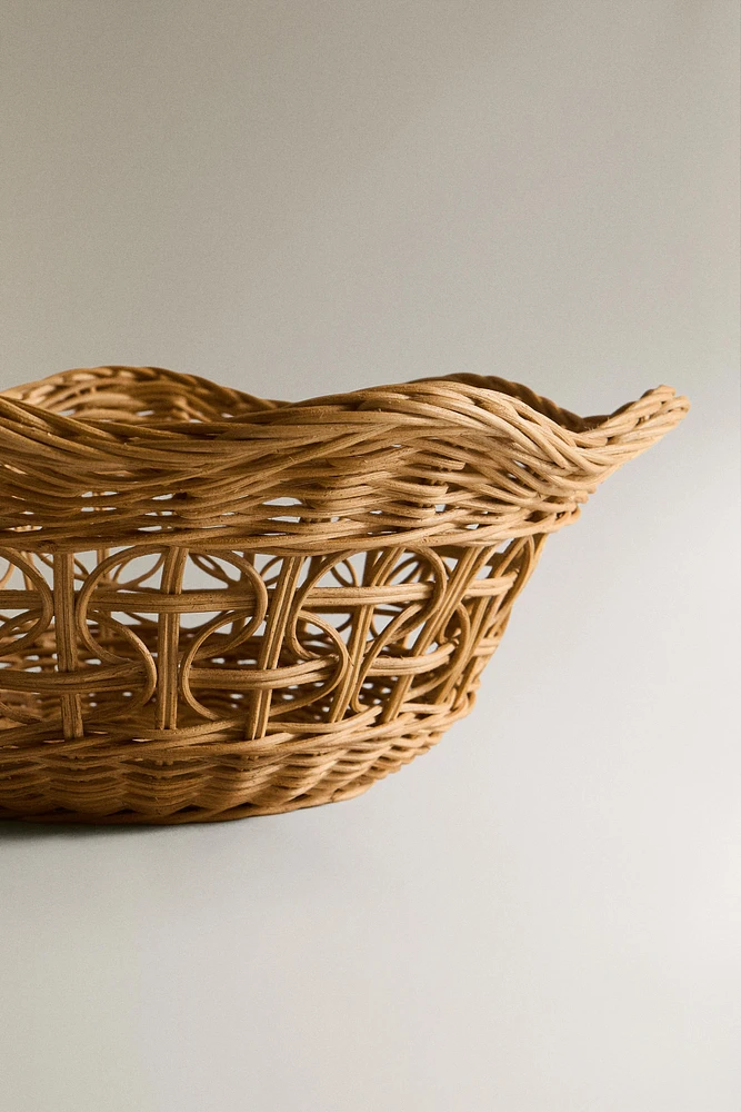 RATTAN BASKET WITH A SCALLOPED EDGE