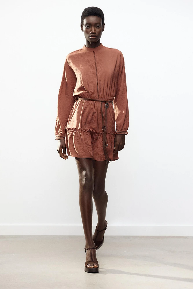 ROBE COURTE AVEC ENTRE-DEUX ET CEINTURE