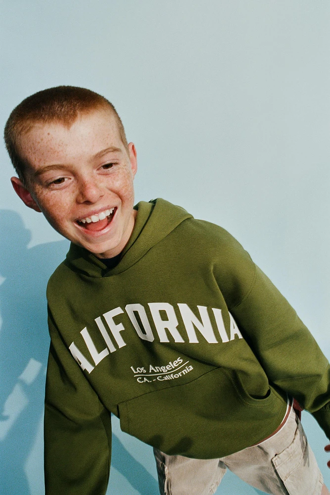 RAISED TEXT SWEATSHIRT