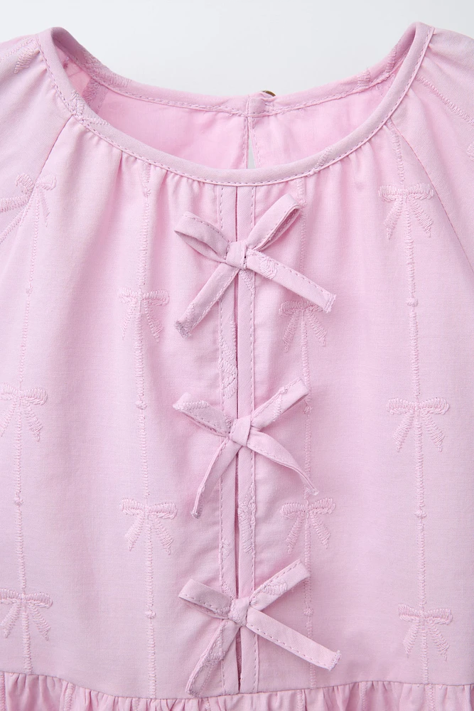 ROBE EN POPELINE AVEC LACETS ET BRODERIES