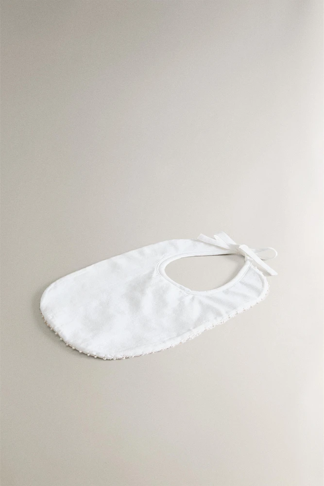 CHILDREN'S BIB WITH TRIM