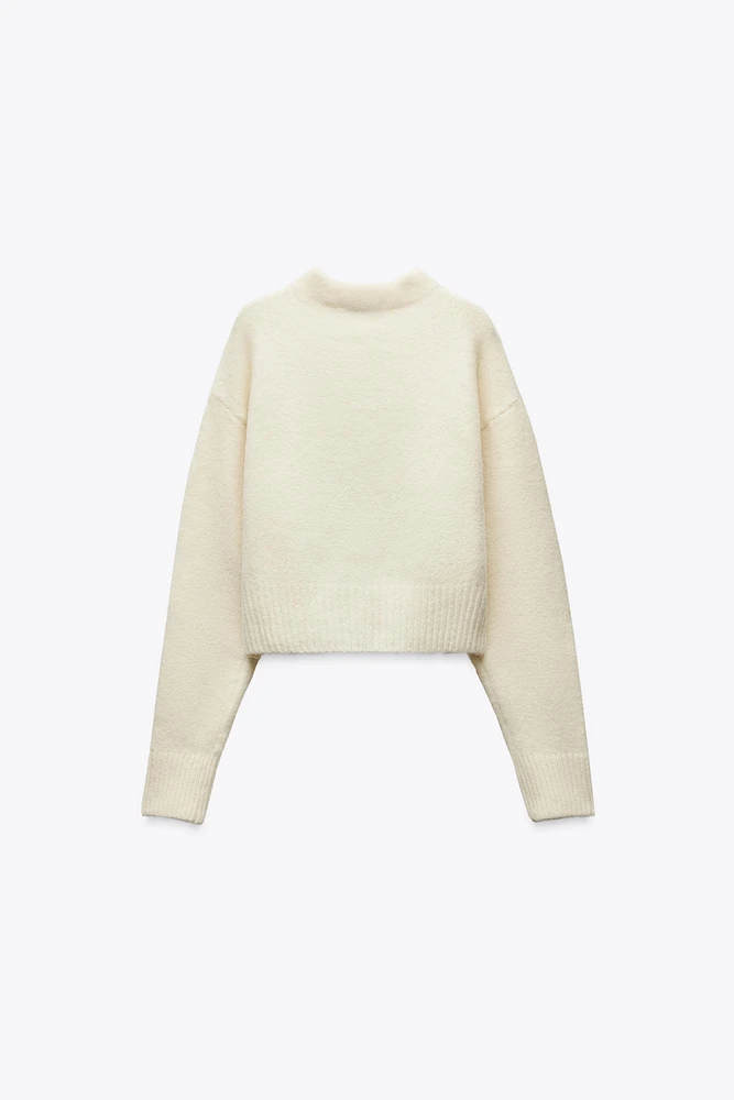 ROUND NECK KNIT SWEATER