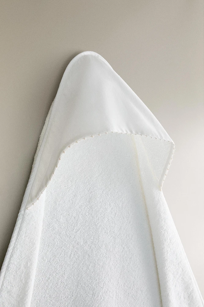 HOODED BABY TOWEL WITH TRIM DETAIL