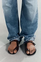 ASYMMETRIC LEATHER FLAT SANDALS