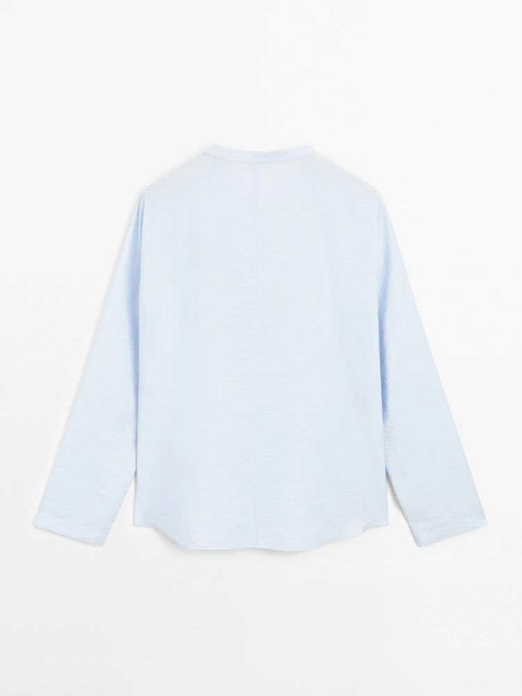 Long sleeve blouse with collar detail